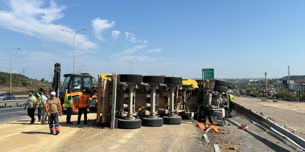 Pendik'te devrilen kamyonun sürücüsü yaralandı