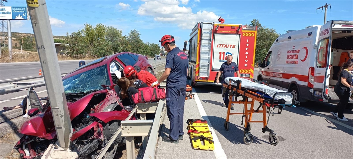 Balıkesir'de aydınlatma direğine çarpan otomobilin sürücüsü öldü, yanındaki 2 kişi yaralandı