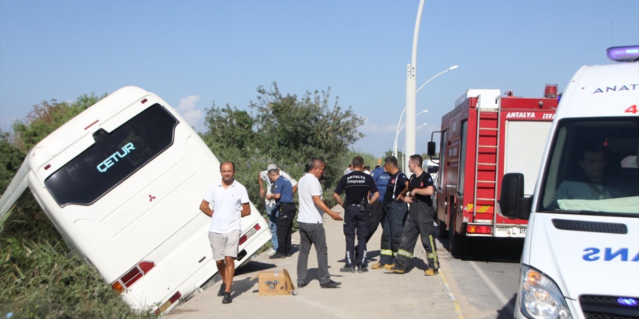 Antalya'da yoldan çıkan servis otobüsündeki 7 kişi yaralandı