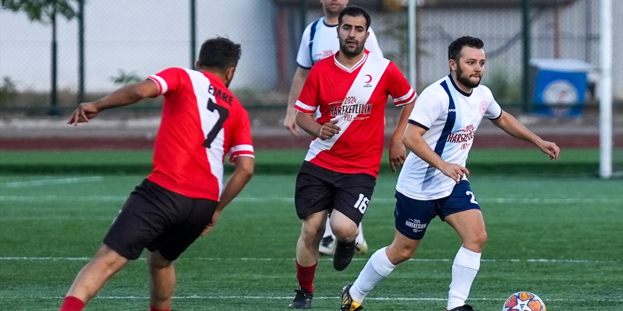 Türk Kızılayı, sporda ilk yardıma dikkati çekmek için futbol maçı düzenledi