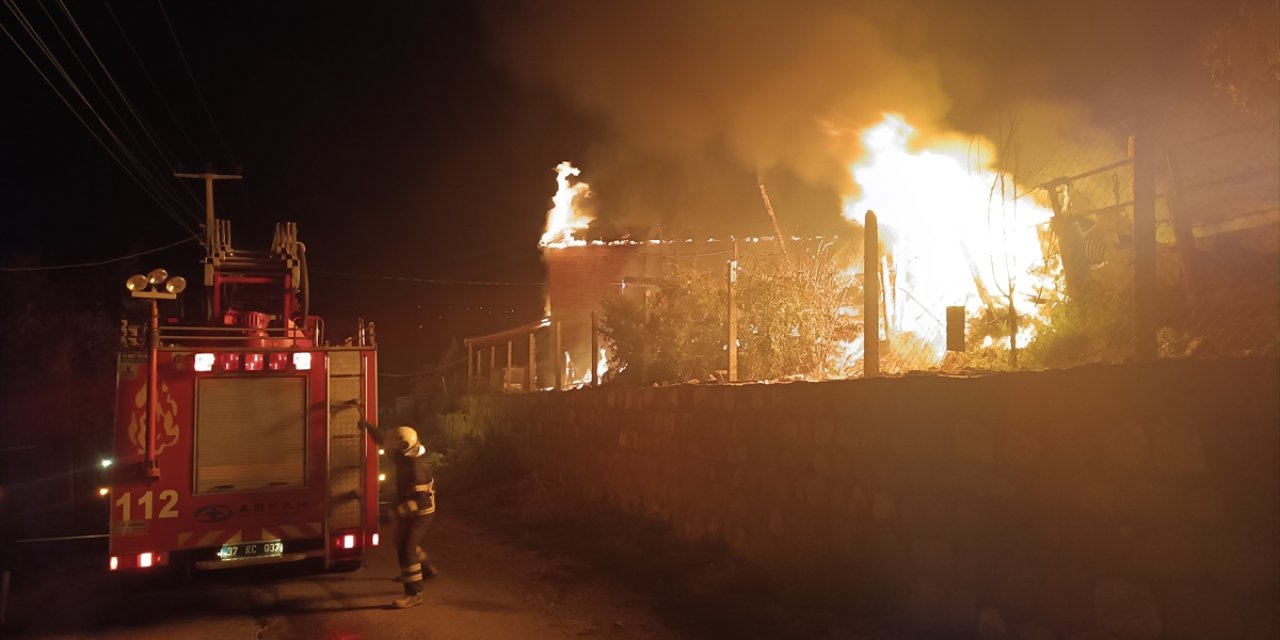 Kastamonu'da çıkan yangında 2 katlı bina ile 600 balya saman yandı