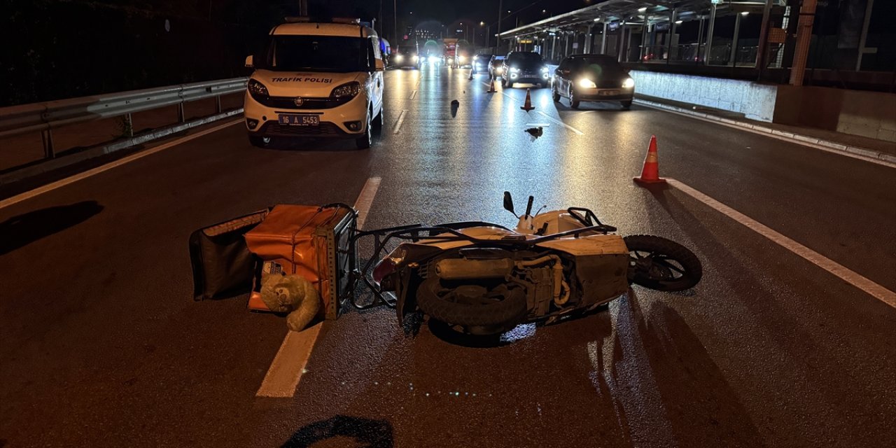 Bursa'da bariyerlere çarpan motosikletli kurye hayatını kaybetti