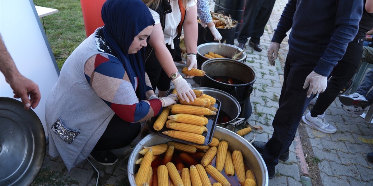 Erzurum'da şehit babası, devlet korumasındaki çocuklara yetiştirdiği mısırlardan ikram etti