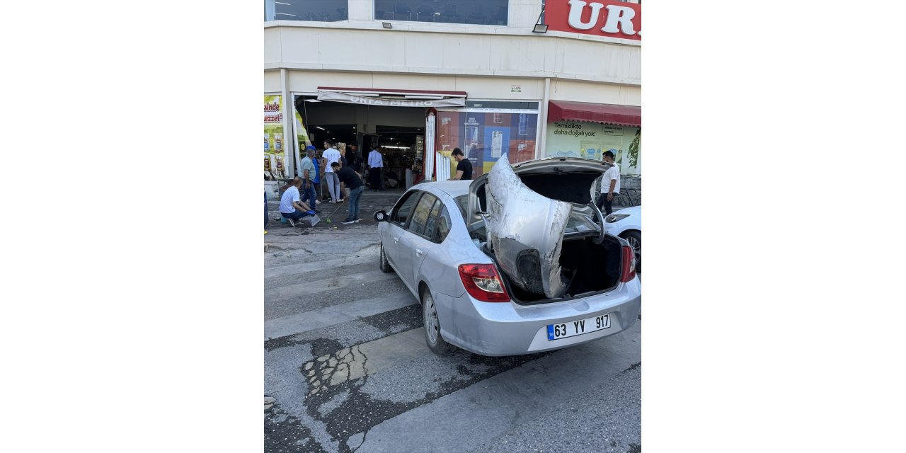 Şanlıurfa'da kontrolden çıkan otomobil markete girdi