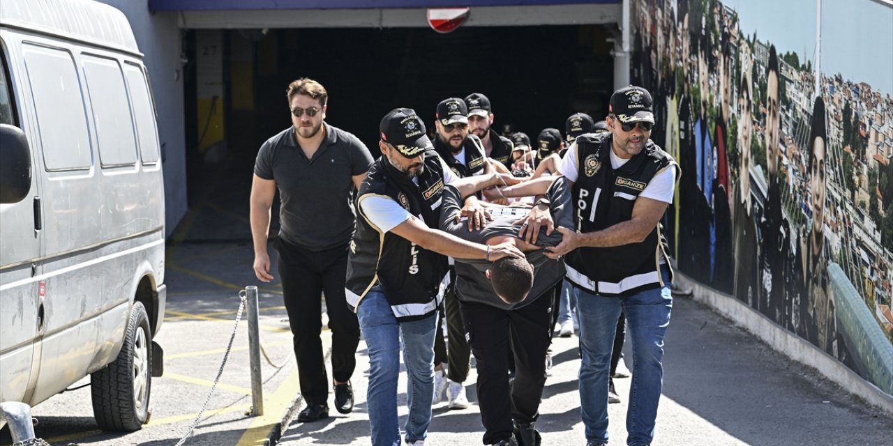 Üsküdar'da bir kişinin öldüğü silahlı saldırıya ilişkin yakalanan 16 şüpheli adliyede