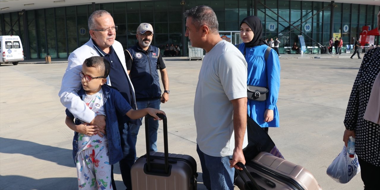 Amasya'ya üniversite öğrenimi için gelen öğrenciler otogarda karşılanıp yurda götürülüyor