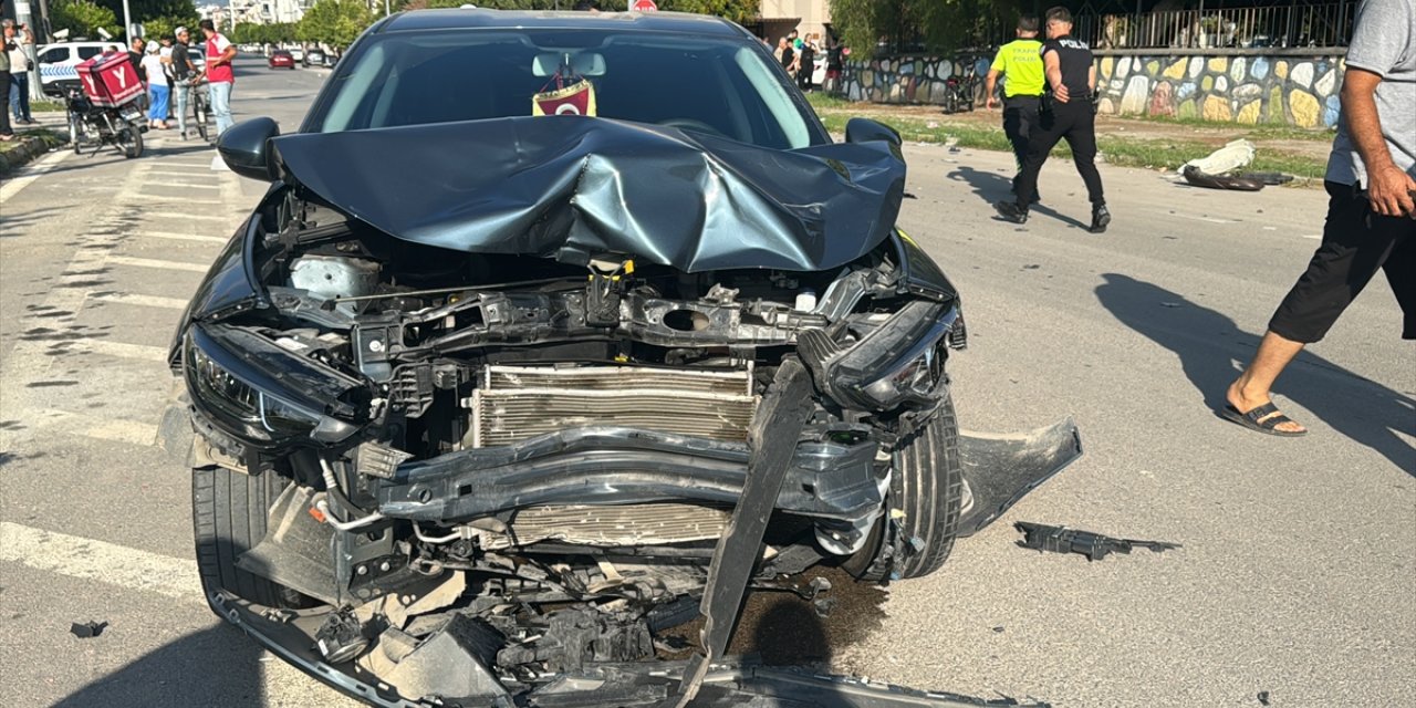 Hatay'da otomobilin çarptığı motosikletteki 3 kişi yaralandı