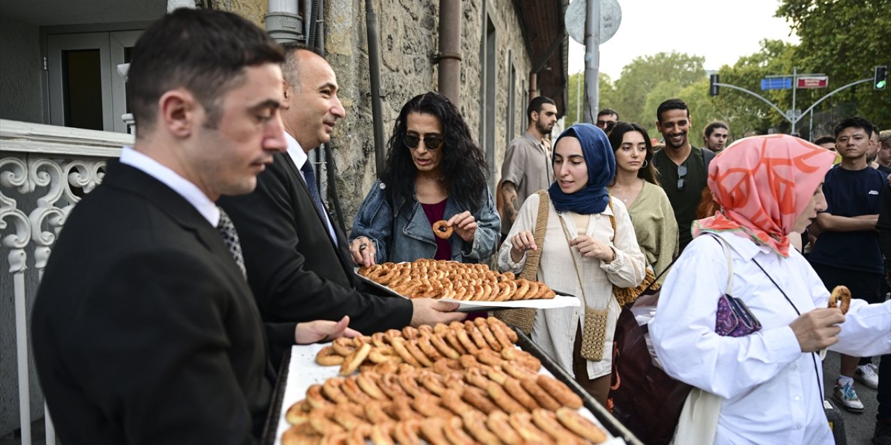 Cumhurbaşkanlığı Dolmabahçe Ofisi önünde vatandaşlara kandil simidi ikram edildi