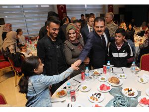 Vali Akbıyık şehit yakınını makam aracıyla evine gönderdi