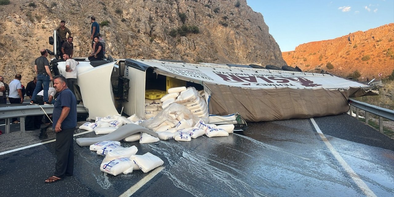 Erzincan’da devrilen tırda sıkışan sürücüyü AFAD ekipleri kurtardı