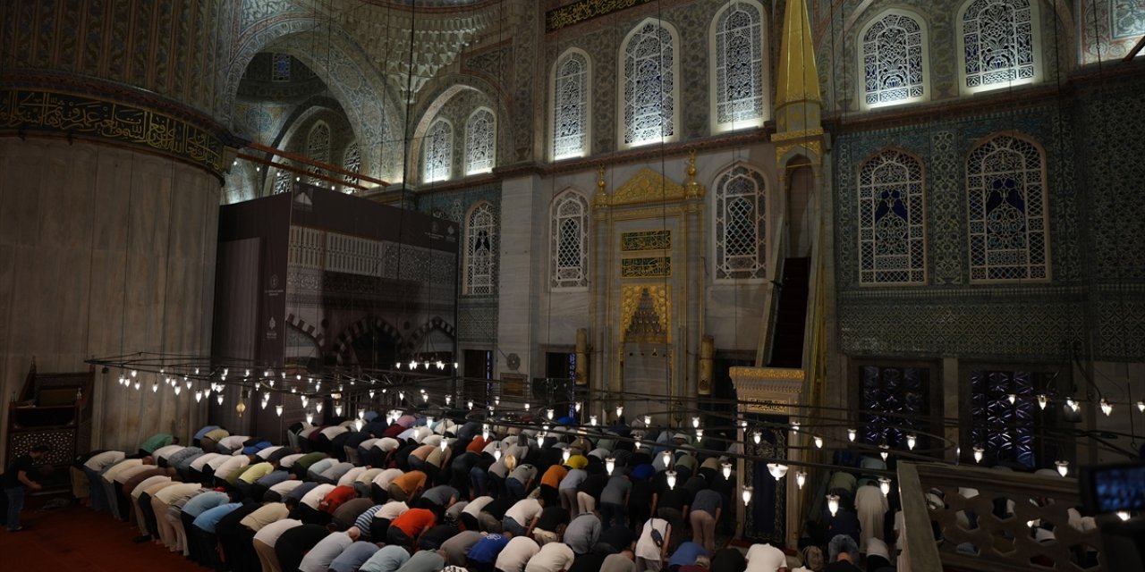 İstanbul'daki camilerde Mevlit Kandili dualarla idrak edildi