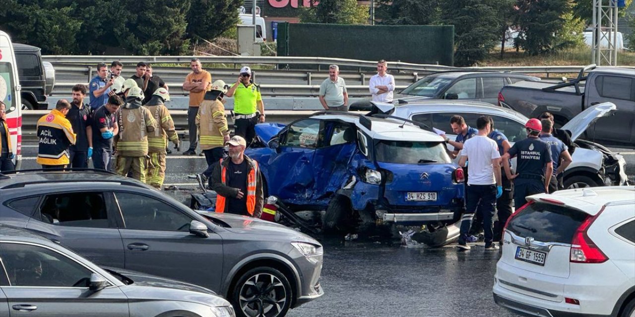 İstanbul'da TEM Otoyolu'nda meydana gelen zincirleme kazada 1 kişi öldü