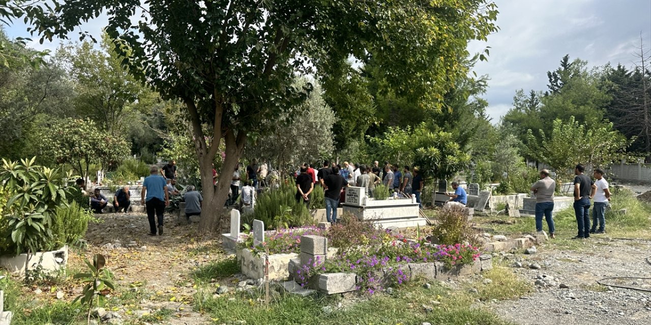 Hatay'da tırın çarpması sonucu ölen 4 yaşındaki çocuğun cenazesi defnedildi