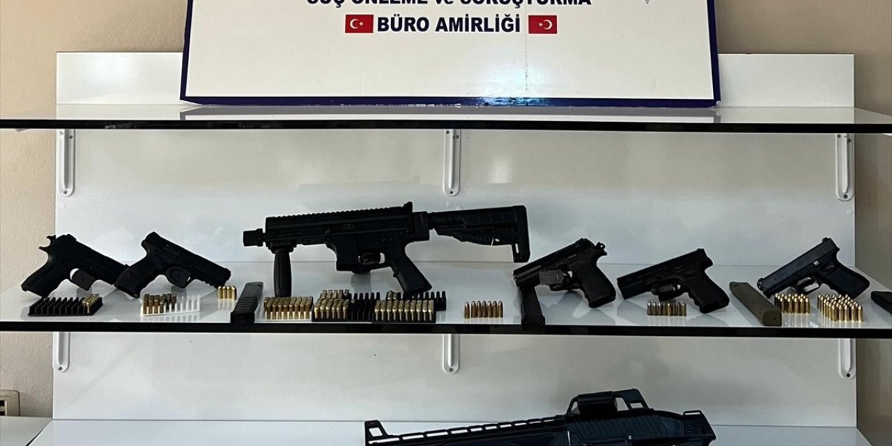 Adana'da 6 ruhsatsız silah ve uyuşturucu bulunan evdeki zanlı tutuklandı