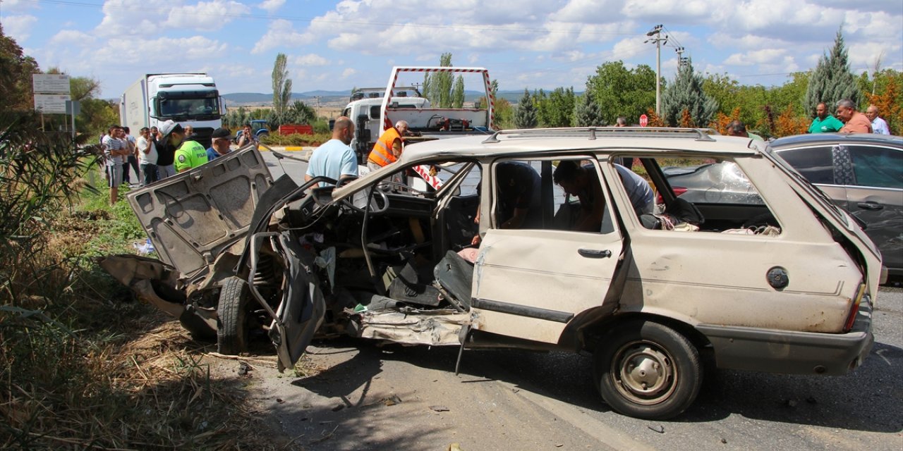 Uşak'ta iki otomobilin çarpıştığı kazada 1 kişi öldü, 4 kişi yaralandı