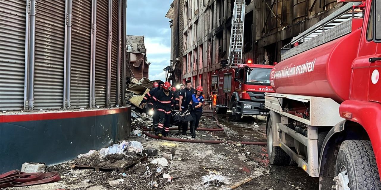 Sakarya'da makarna fabrikasındaki patlamanın ardından bir kişinin cansız bedenine ulaşıldı