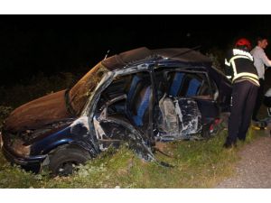 Otomobil aydınlatma direğine çarptı: 1 ölü, 3 yaralı
