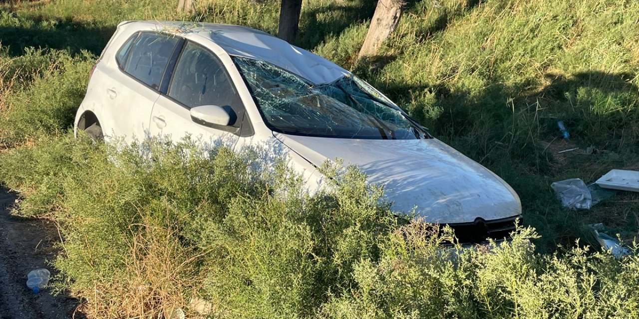 Aydın'da şarampole devrilen otomobildeki 3 kişi yaralandı