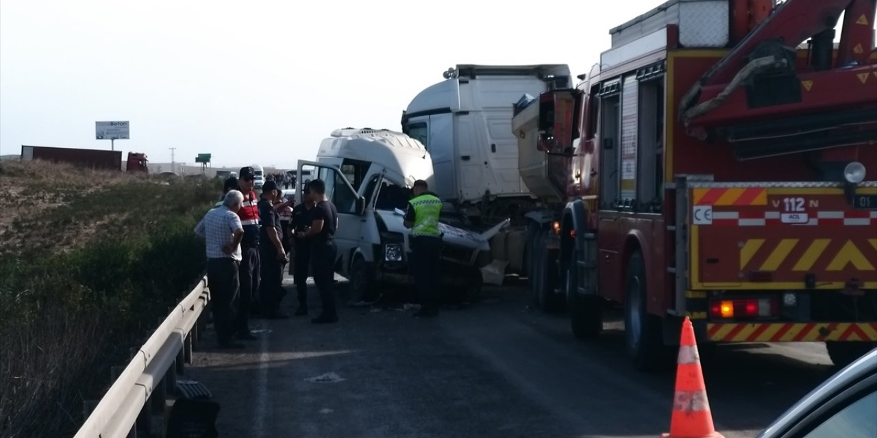 Adana'da tır ile servis minibüsünün çarpışması sonucu 3 kişi öldü, 8 kişi yaralandı