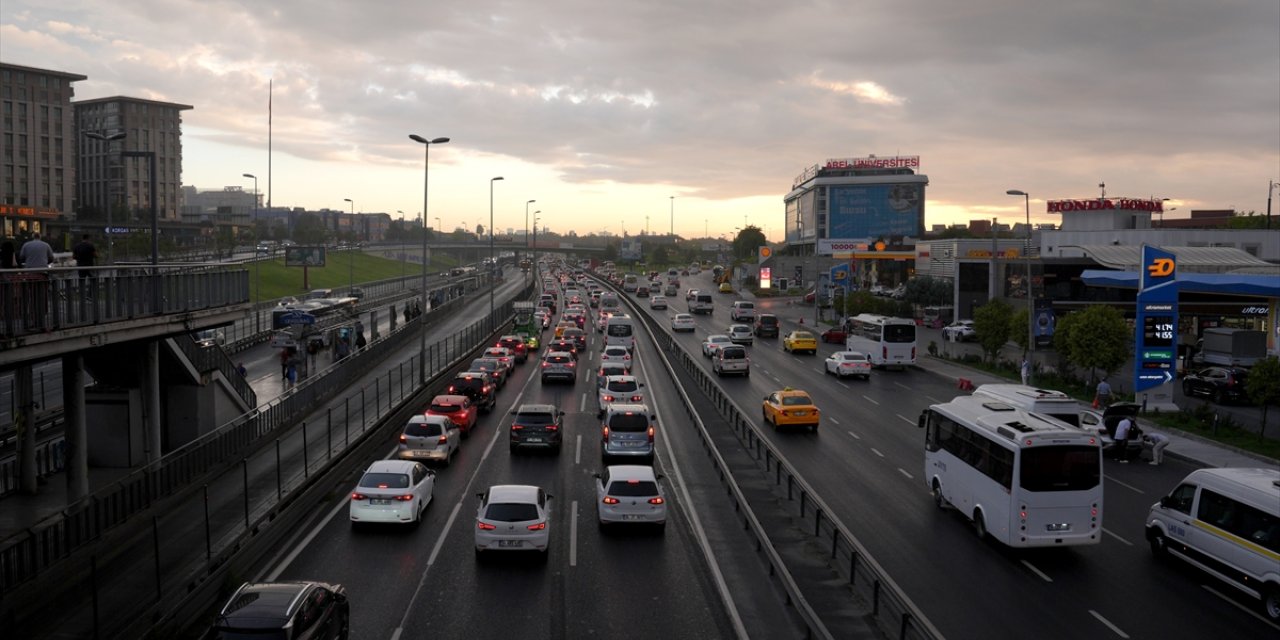 İstanbul'da haftanın ilk iş günü yağışın da etkisiyle trafik yoğunluğu arttı