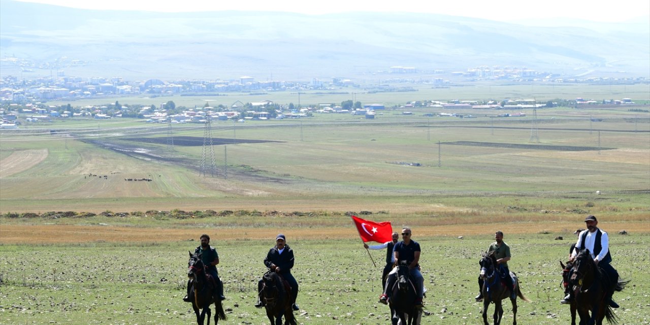 Ardahan Valisi Çiçek, atla çıktığı tarihi tabyada inceleme yaptı