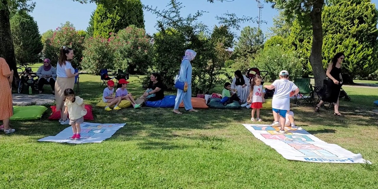 Çocuklar "Gezici Kütüphane" sayesinde unutulmaya yüz tutan sokak oyunlarıyla tanışıyor