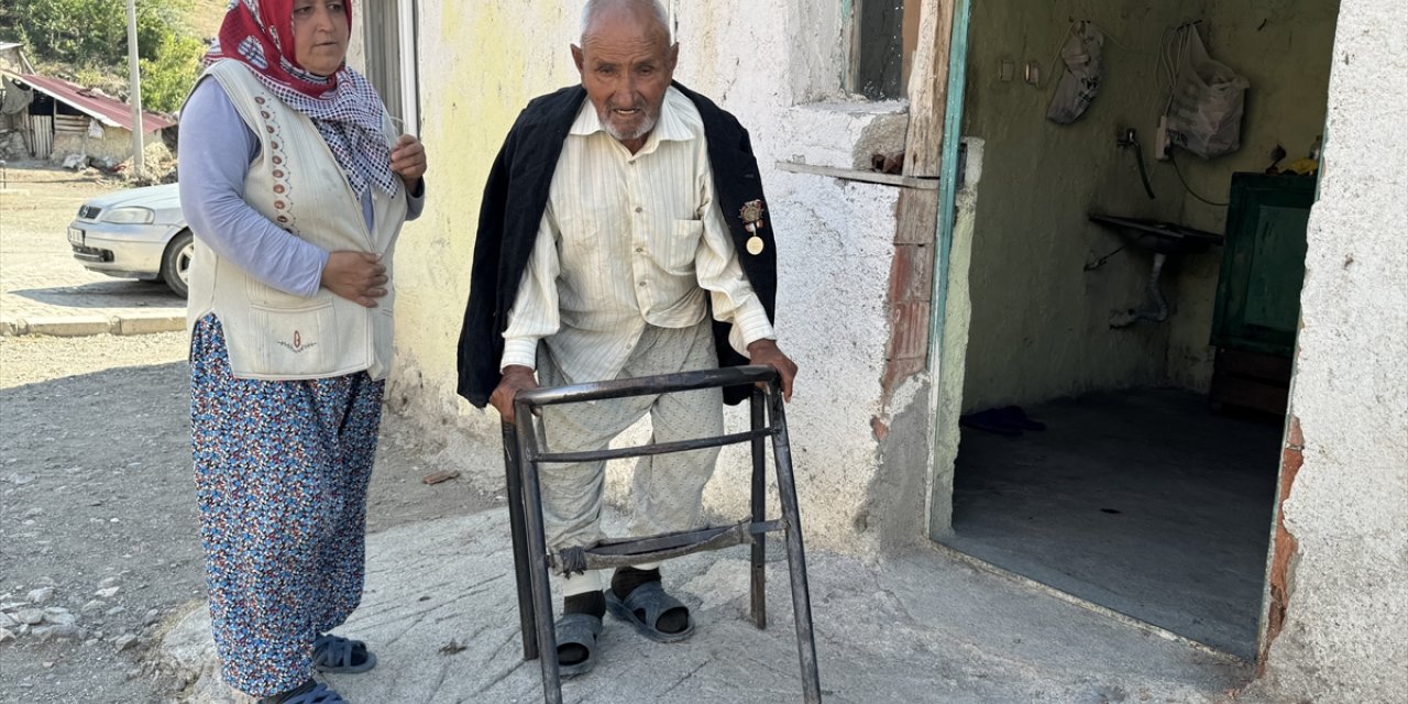 KORE GAZİLERİ YAŞADIKLARINI ANLATIYOR - Tedavisinin ardından tekrar cepheye koşan Kore gazisi, madalyasını gururla taşıyor