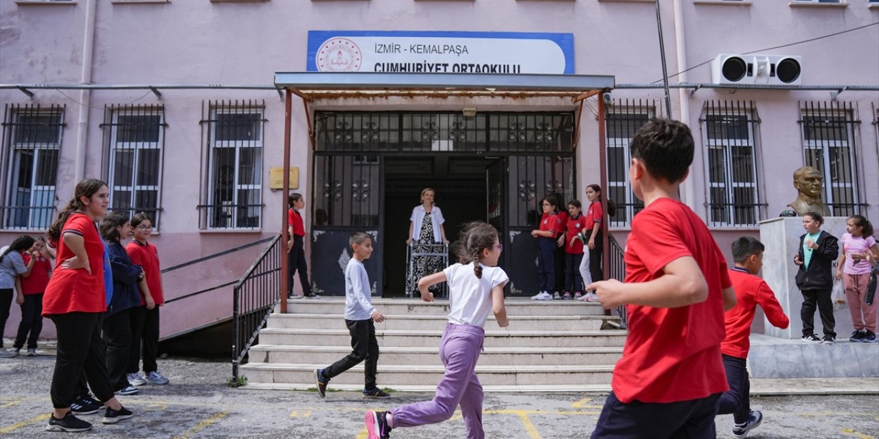 Protezle adım atmaya başlayan depremzede öğretmen öğrencilerine kavuştu