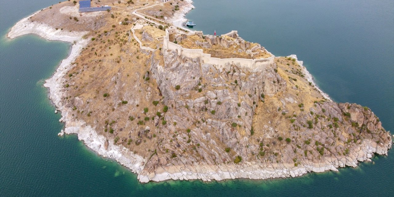 Ada görünümlü tarihi Pertek Kalesi'nin cazibesi tekne turlarıyla artıyor