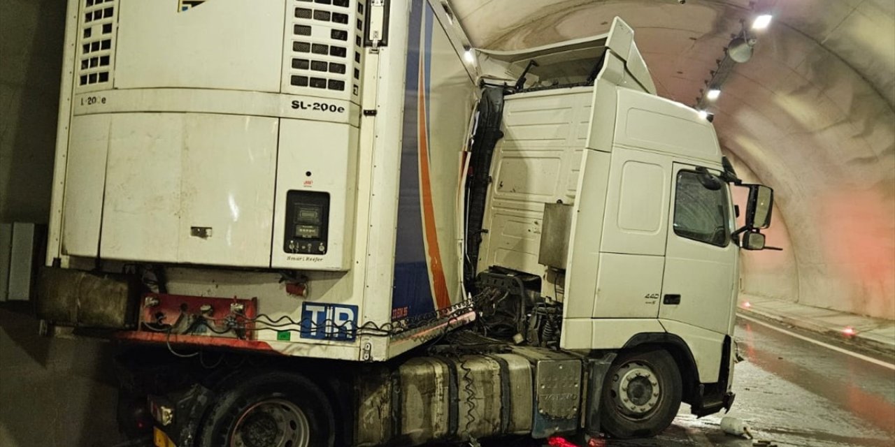 Amasya'da otomobille çarpışan tırın sürücüsü yaralandı