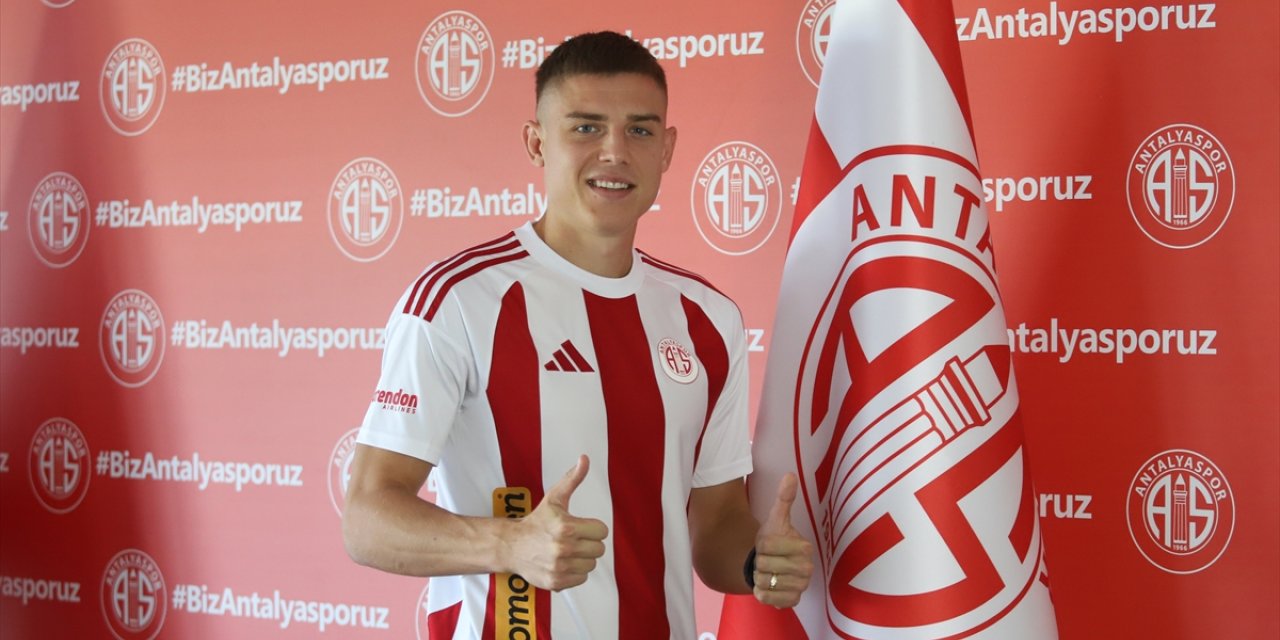 Antalyaspor, Petrusenko ile Abdurrahim Dursun için imza töreni düzenledi