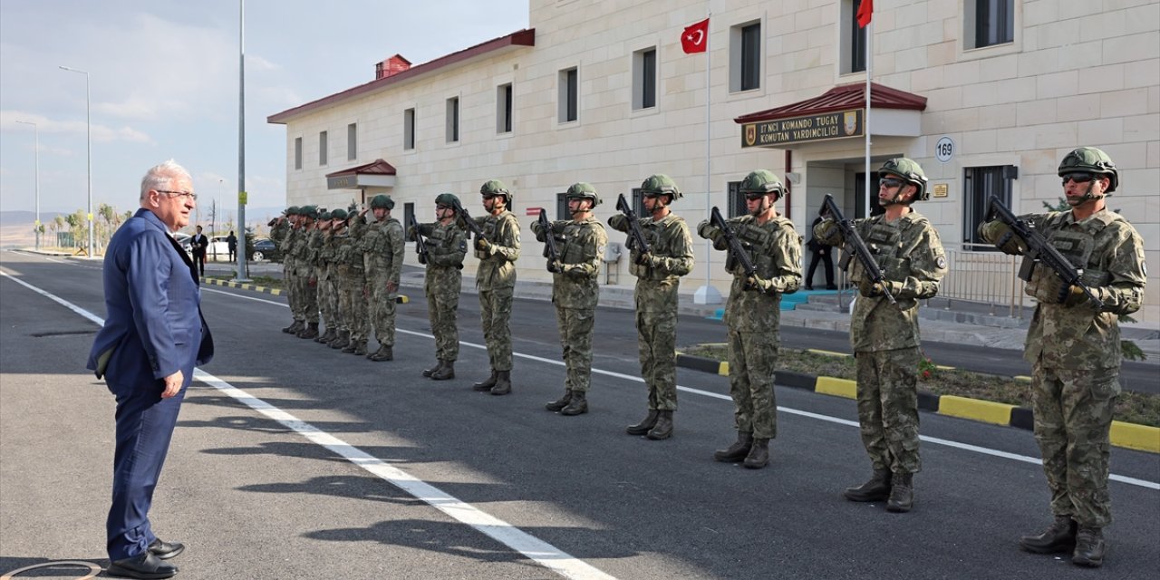 Bakan Güler, 17'nci Komando Tugay Komutan Yardımcılığında incelemelerde bulundu