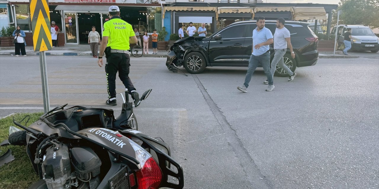 Manisa'da ciple çarpışan motosikletteki iki kişi yaralandı