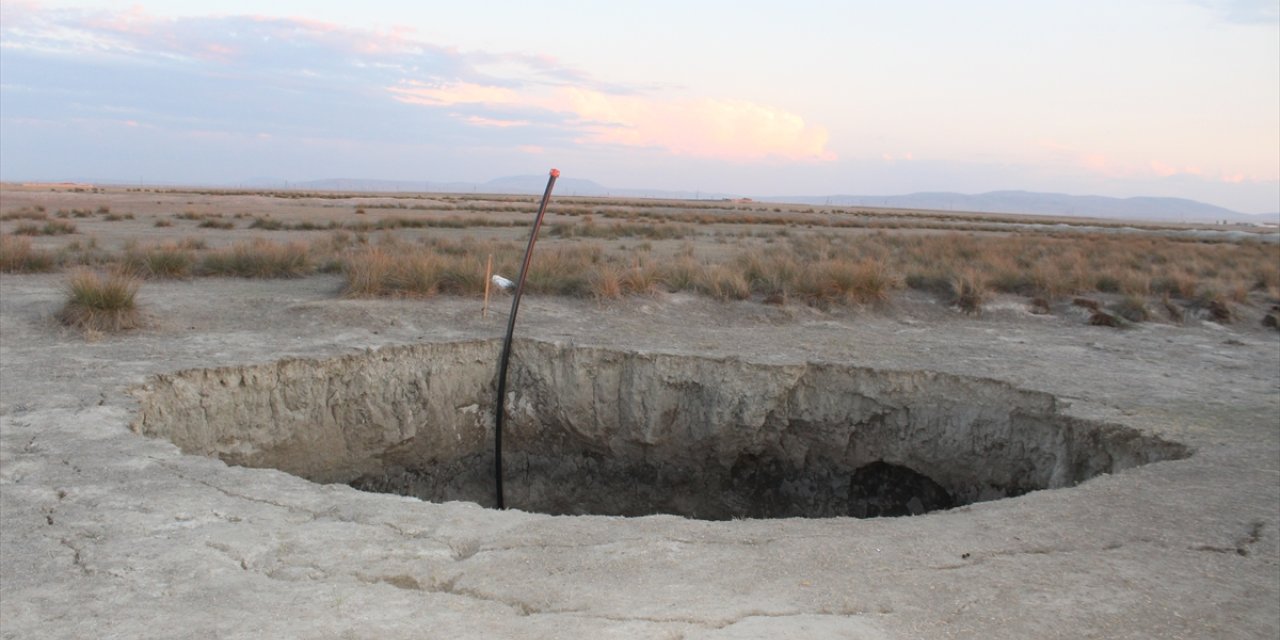 Afyonkarahisar'da 10 metre çapında 4 metre derinliğinde obruk oluştu