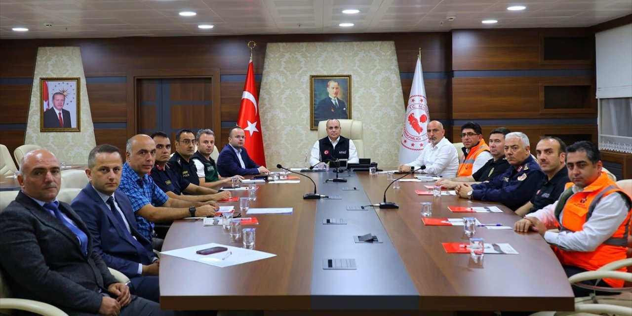 Artvin Valisi Ünsal yağışların neden olduğu heyelan ve taşkınlarda can kaybının olmadığını bildirdi