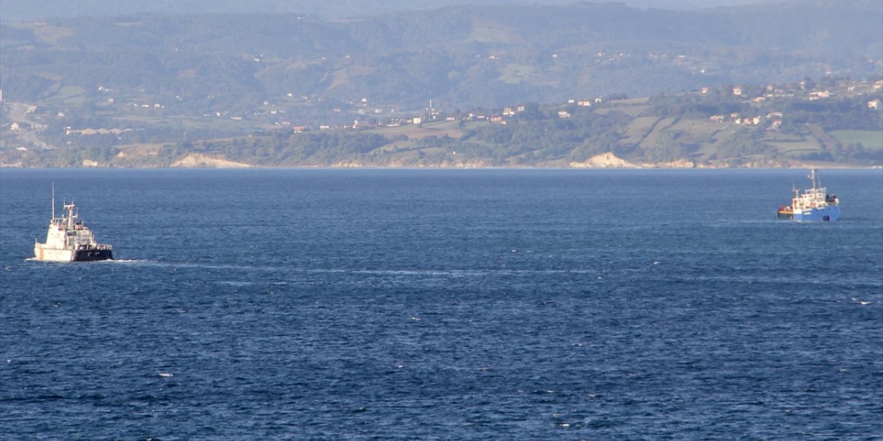 Sinop açıklarında batma tehlikesi geçiren gemi kentin doğal limanına demirledi