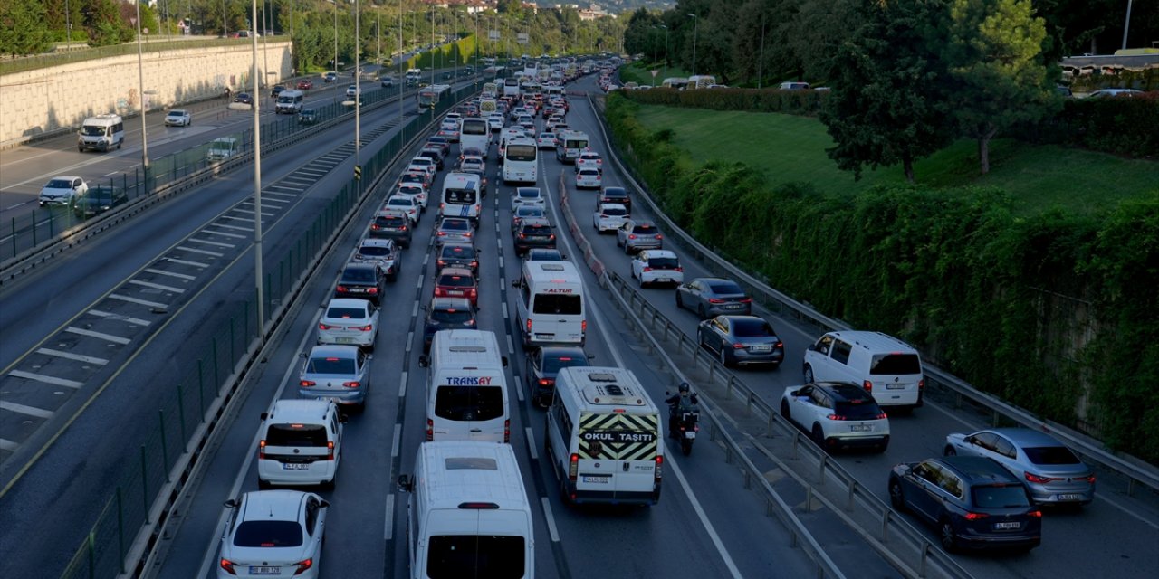 İstanbul'da sabah saatlerinde trafik yoğunluğu arttı