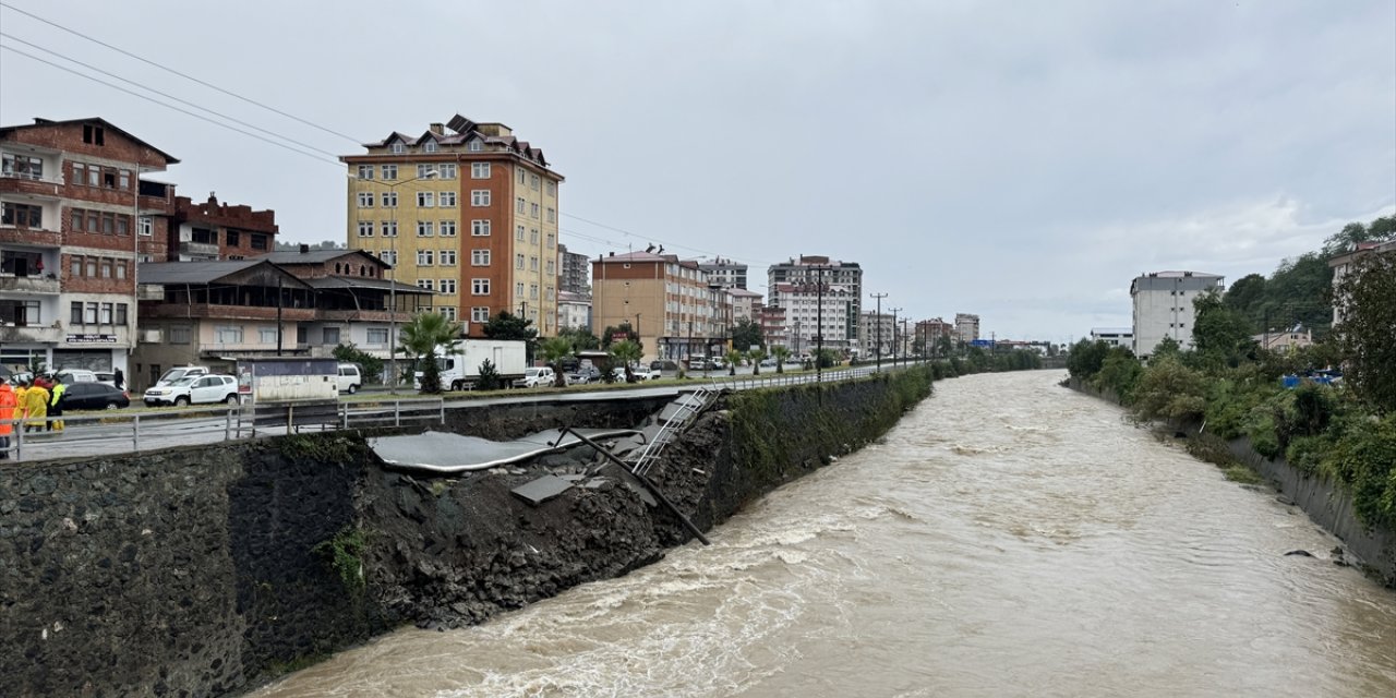 Artvin-Hopa kara yolunda çökme meydana geldi