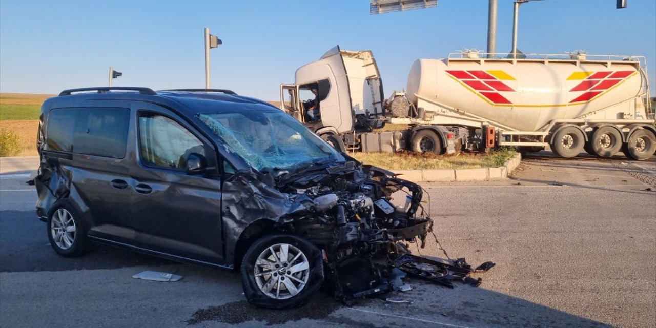 Çorum'da tırla çarpışan hafif ticari araçtaki 2 kişi yaralandı