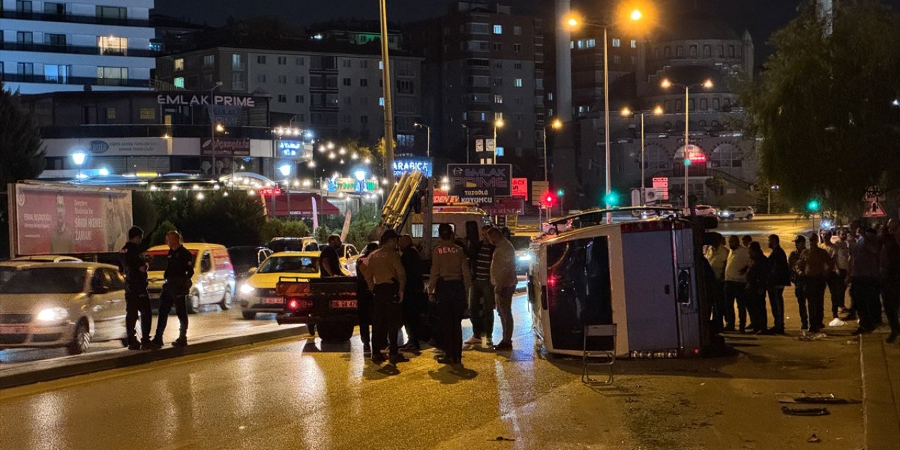 Başkentte otomobille dolmuşun çarpıştığı kazada 4 kişi yaralandı