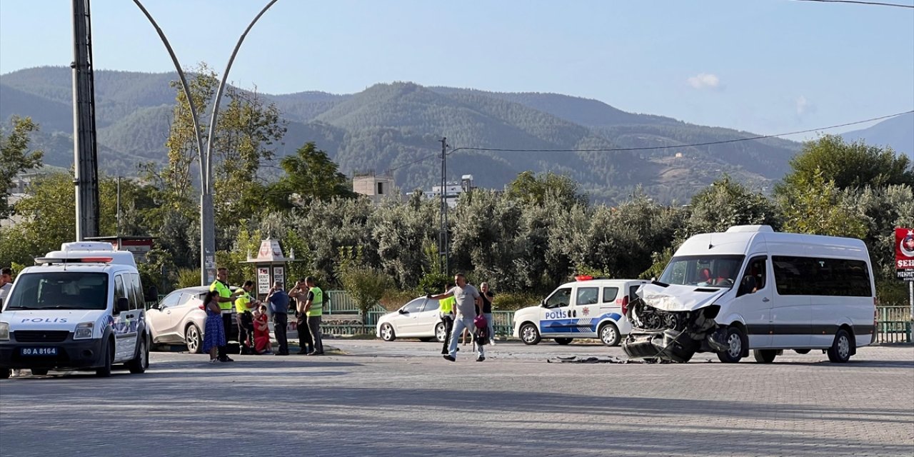 Osmaniye'de otomobille çarpışan okul servisindeki 8 öğrenci yaralandı