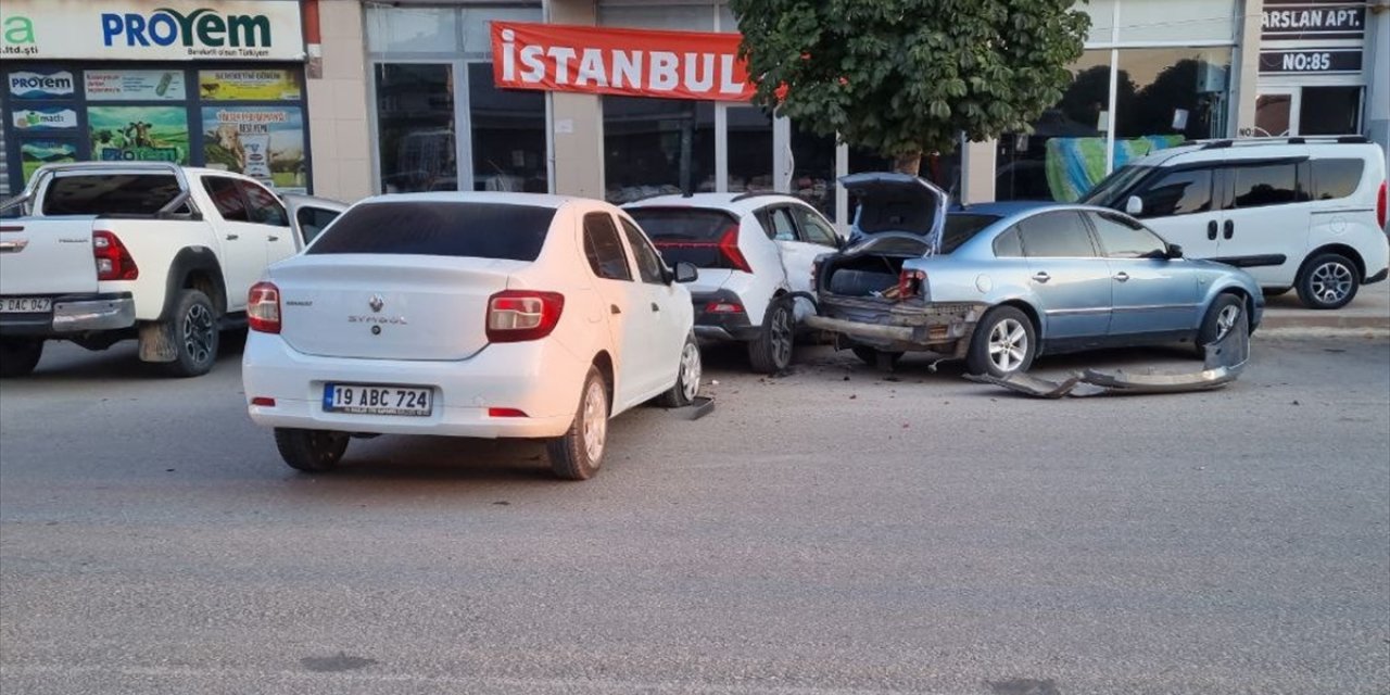 Çorum'da park halindeki 3 araca çarpan otomobilin sürücüsü yaralandı