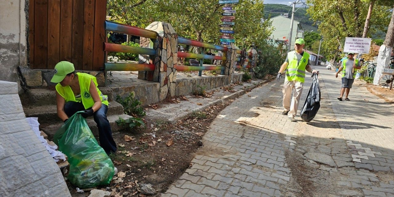 Kazdağları eteklerindeki kırsal mahallenin sakinleri el birliğiyle temizlik yaptı