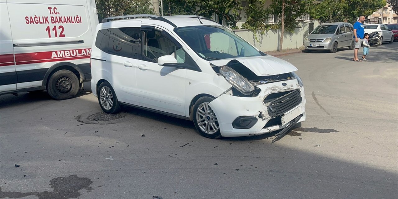 Bursa'da hafif ticari araç ile servis minibüsünün çarpıştığı kazada 11 kişi yaralandı