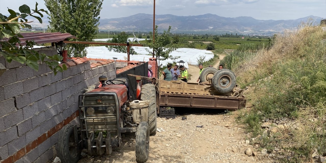 Manisa'da traktör römorkunun devrilmesi sonucu 11 kişi yaralandı