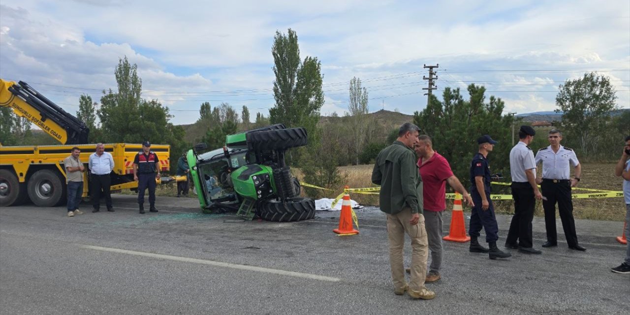 Çorum'da devrilen traktörün sürücüsü öldü, 1 kişi yaralandı