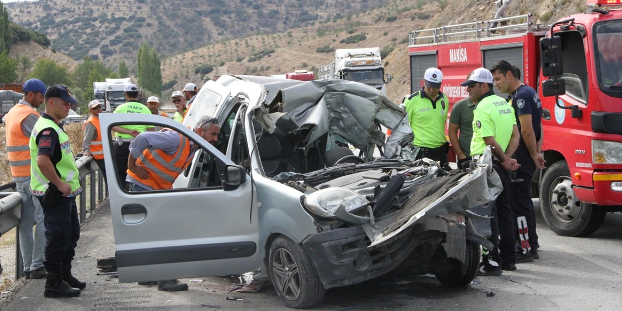 Manisa'da tırla çarpışan hafif ticari aracın sürücüsü hayatını kaybetti