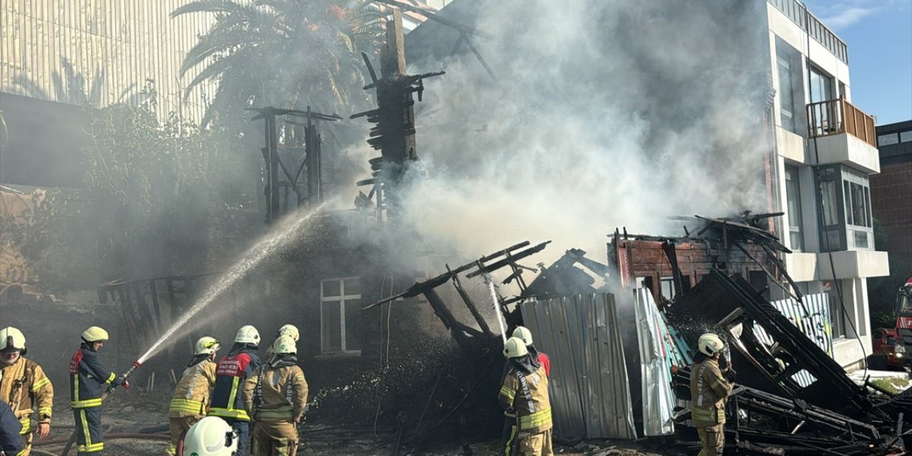 Beyoğlu'nda metruk binada çıkan yangına müdahale ediliyor