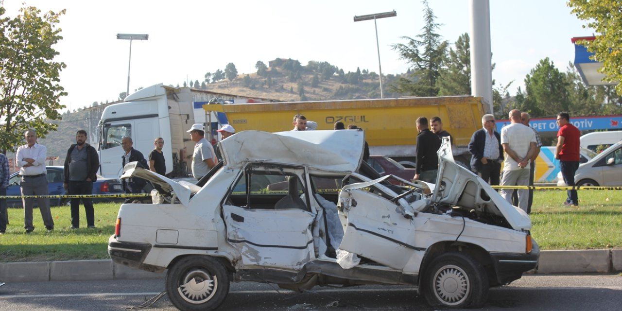 Kütahya'da işçi servisiyle çarpışan otomobilin sürücüsü öldü