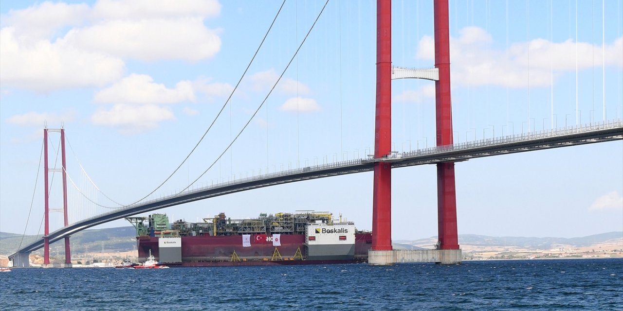 Türkiye'nin ilk yüzer doğal gaz üretim platformu Çanakkale Boğazı'ndan geçti